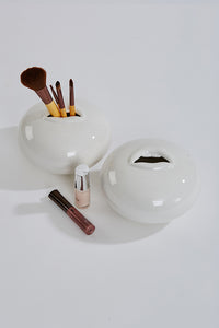 Mouth shaped pot, white, with make up brushes